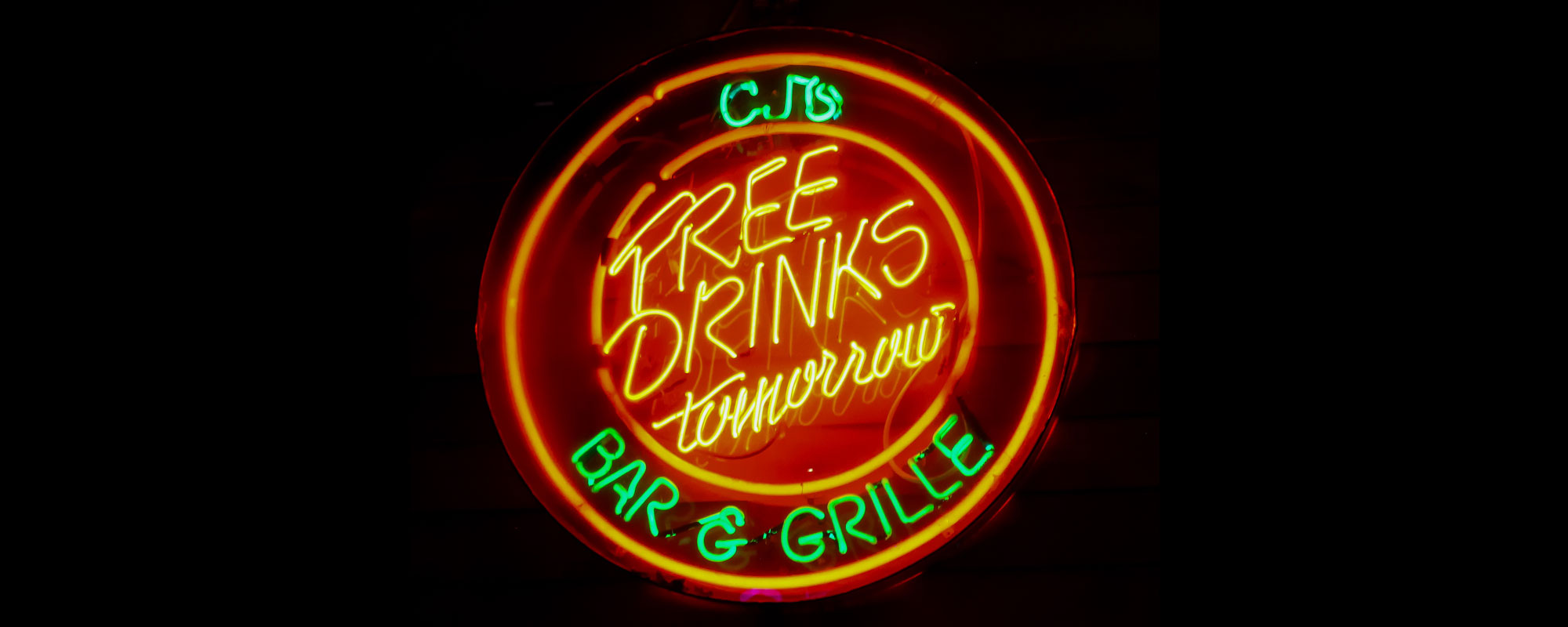 Free Drinks Neon Sign